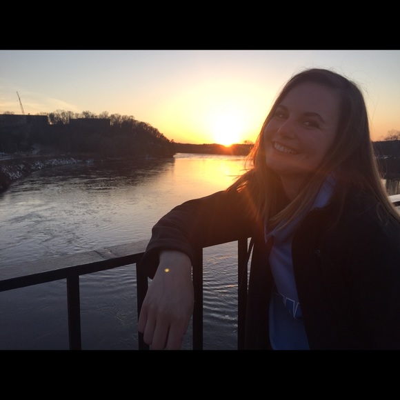 Meet your Posher, Caitlin - Picture 1 of 1